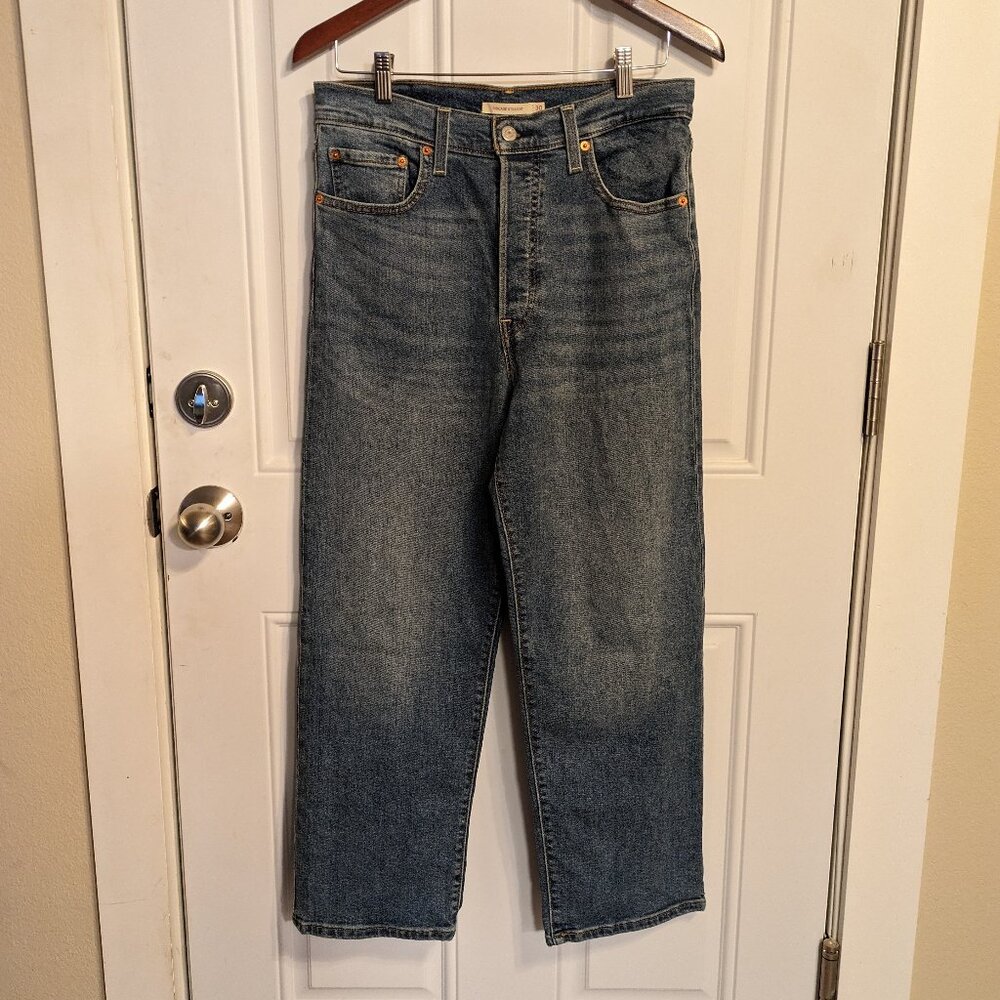 Levi's Ribcage Straight Size 30 Medium Wash Button Fly - Picture 2 of 11